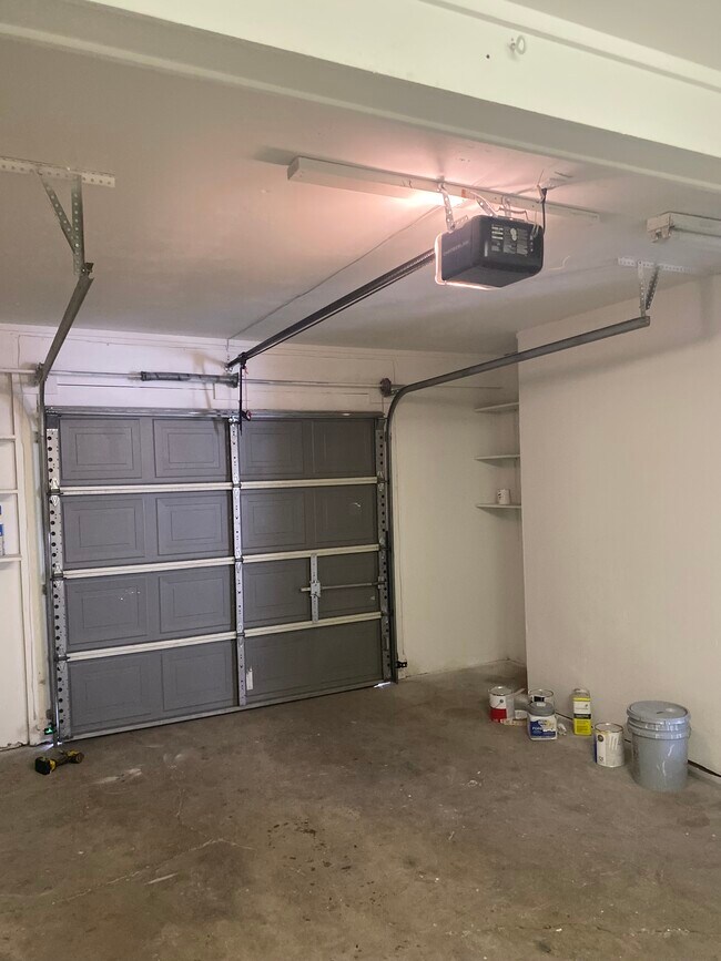 Building Photo - 919 W Auman Dr
