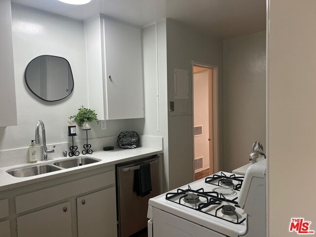 Building Photo - 5286 Village Green