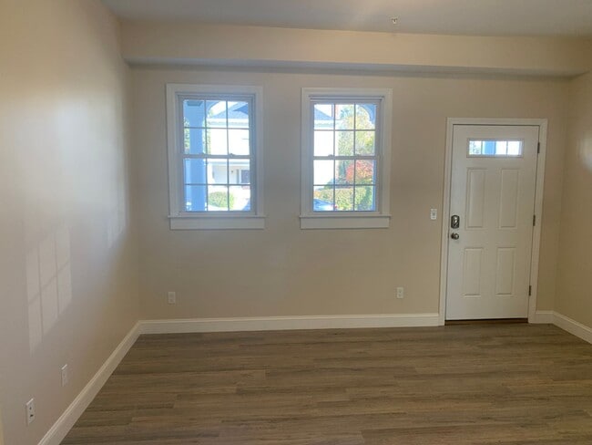 Building Photo - 129 Kenoza Ave