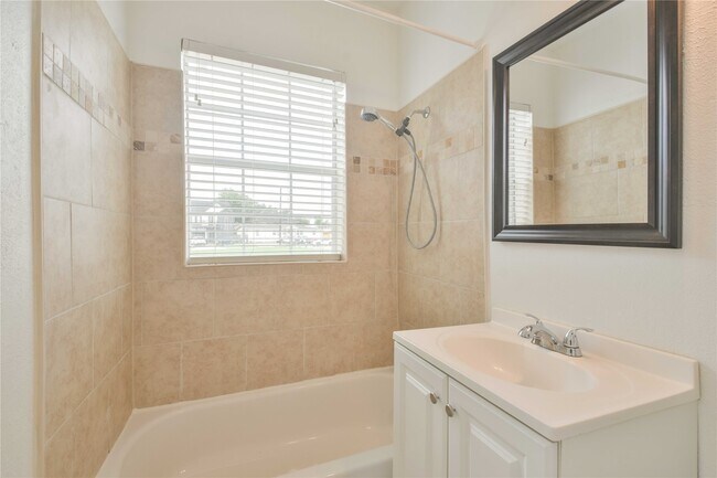 Building Photo - 903 Oakhurst St