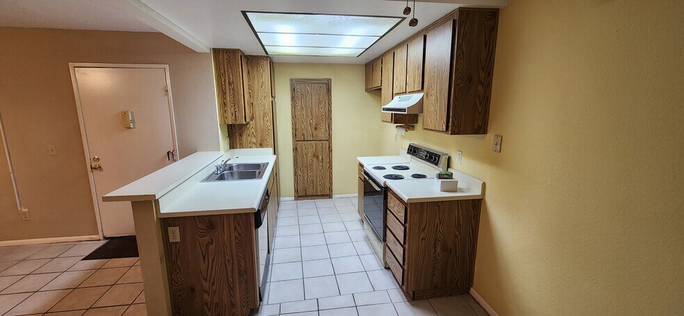 Building Photo - 3535 Banbury Dr