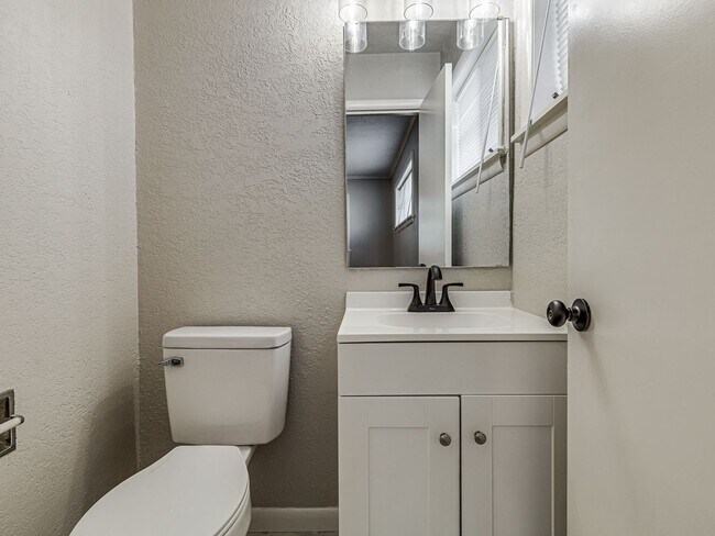 Building Photo - Move in special / First months rent is $800