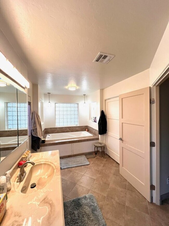 Building Photo - SAN CARLOS BEAUTY!