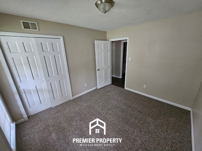 Building Photo - Huge 3BR/2BA Near Kirby | 1,774 Sq Ft, Hardwood Floors, Fireplace & Bay Window