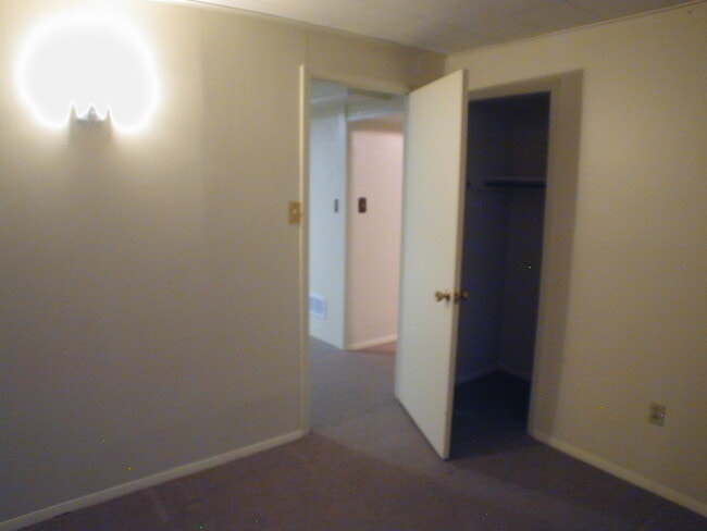 Building Photo - House For Lease