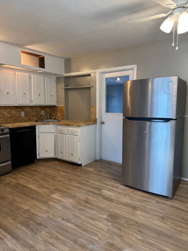 Building Photo - 4br 2bth large sun room and big fenced in backyard