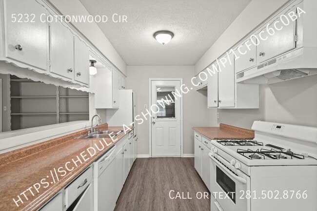 Building Photo - 5232 Cottonwood Cir