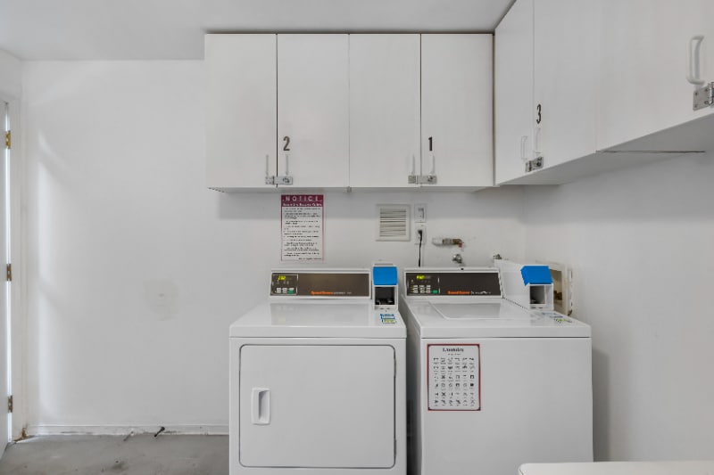 Building Photo - 10607 Des Moines Memorial Dr