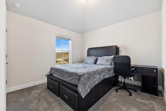 Building Photo - 2117 Prairie Oaks Dr