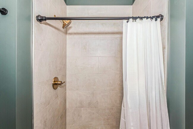 Building Photo - MOVE IN SPECIAL: MOVE IN BY APRIL 1, GET $1000 credit towards rent and/or monthly fees!