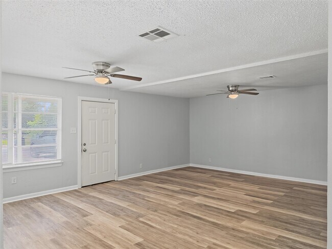 Building Photo - 5427 Willow Glen Dr