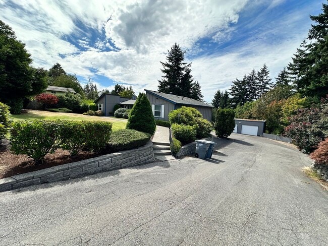 Building Photo - Beautiful well Maintained Duplex for rent