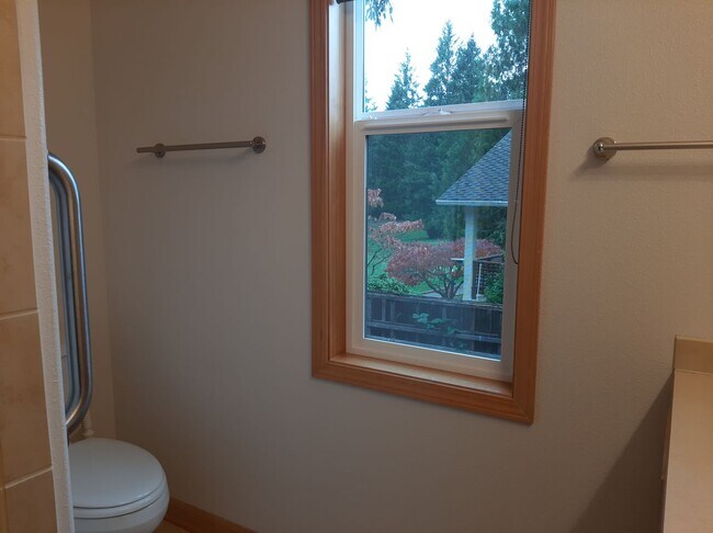 Building Photo - Golf course views, 3 bed 2 bath rambler!