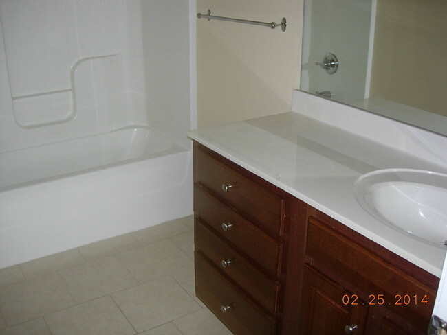 Building Photo - NICE Condo in GREAT location!!! VERY clean...