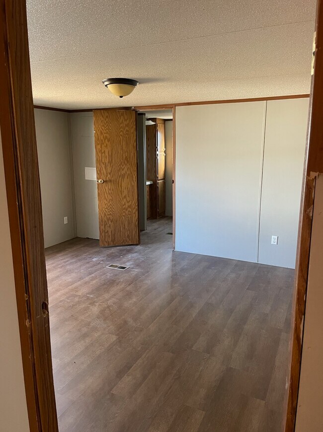 Building Photo - 10 Village Green Ct