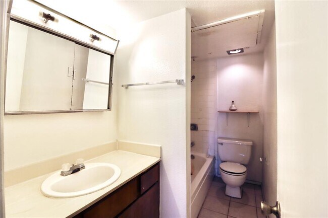 Building Photo - 9220 Bellwood Ln