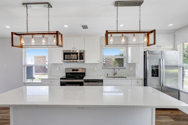 Building Photo - ** NEAR DOWNTOWN ** 2 BED / 2 BATH CONDO -...
