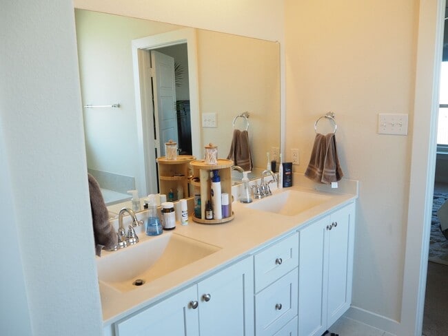 Building Photo - 4317 Swallow Dr