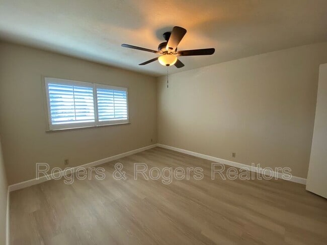 Building Photo - 1124 Song Ct