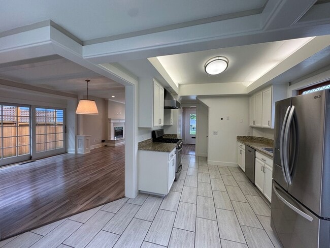 Building Photo - Warm & cozy 5 bed 2.5 bath home in the hea...