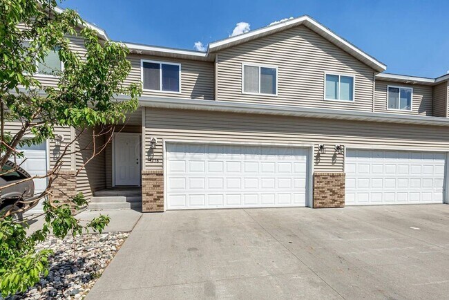 Primary Photo - Spacious 4 Bedroom Townhome in Great Neigh...