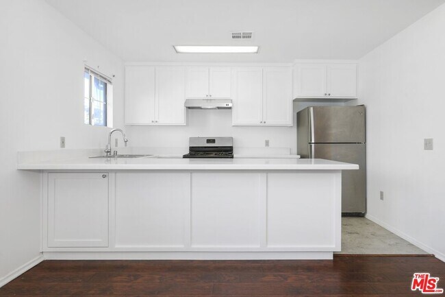 Building Photo - 1753 N Kenmore Ave