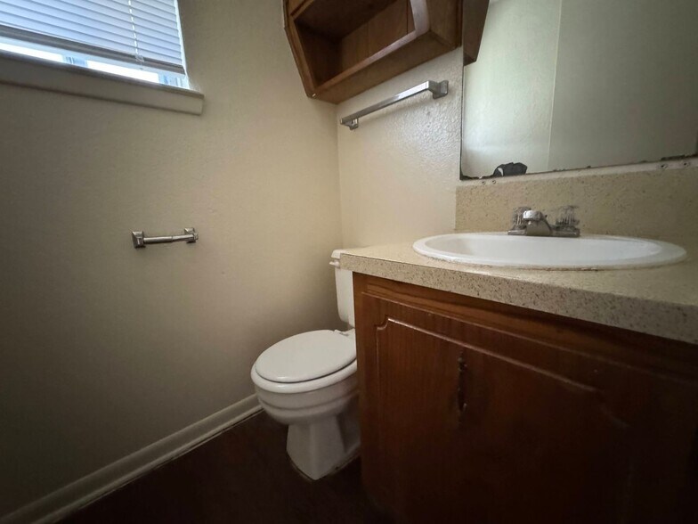 Building Photo - 3002 Chaucer Dr