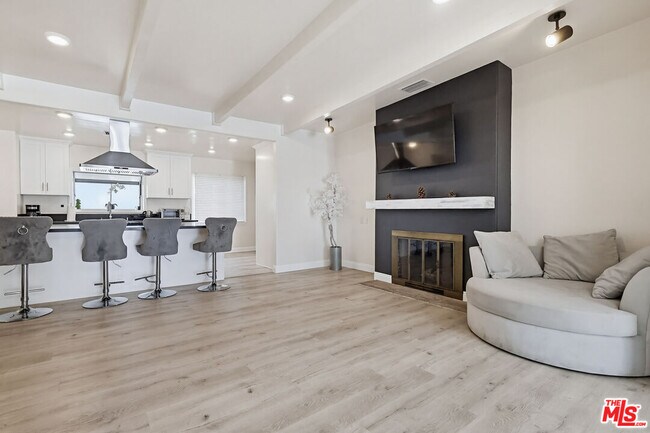 Building Photo - 9209 Paramount Blvd