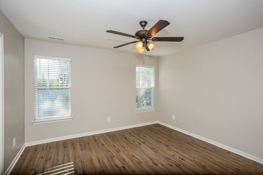 Building Photo - 420 Amir Cir