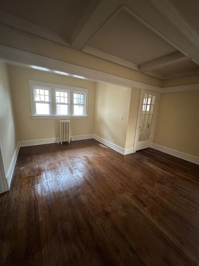 Building Photo - Large Historic 3 Bed House,