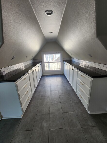 Kitchen with plenty of storage space - 1307 W 23rd St