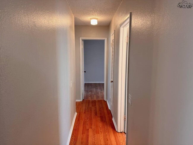 Building Photo - 1813 Westcliff Dr