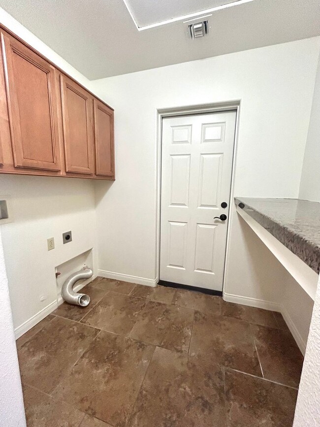 Building Photo - 4 Bedroom / 2 Bathroom efficient home