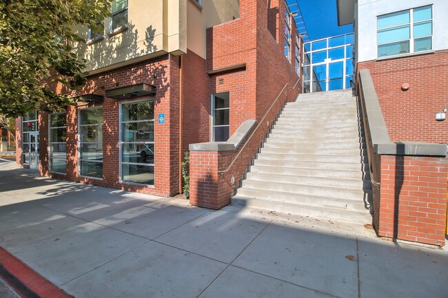 Building Photo - 3 BEDROOM / 3 BATH CONDO IN DOWNTOWN SJ