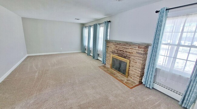 Building Photo - 3 Bed / 1-1/2 Bath Single Family Home w/2-car garage