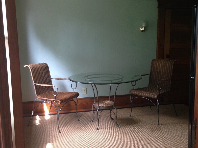 Eat in kitchenette - 642 Orange St