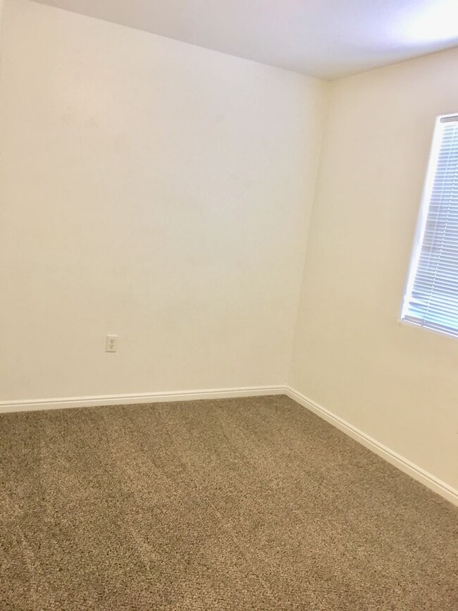 Building Photo - Hawk Hollow Townhome