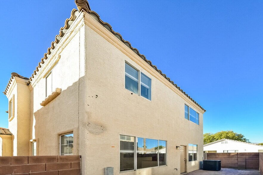 Building Photo - 4950 Attitude Ct