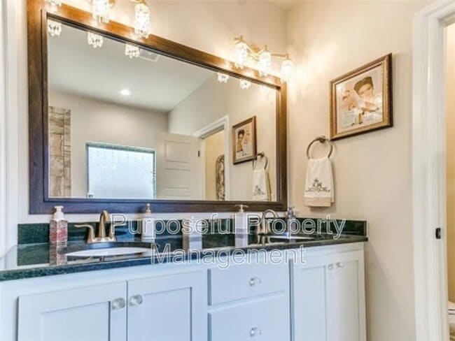 Building Photo - 811 E Mosier St