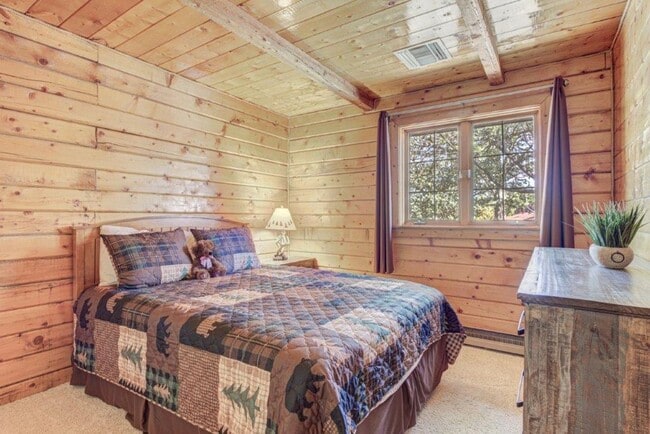 Building Photo - Adorable 2 bed / 1 bath Log Cabin
