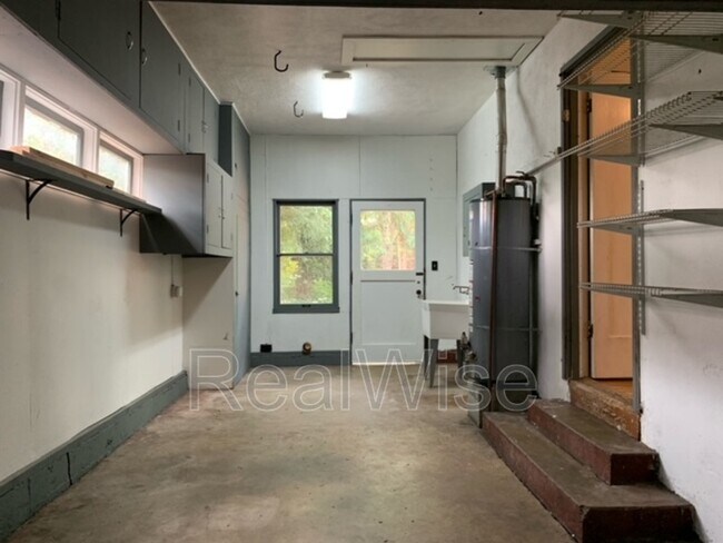 Building Photo - 1324 NW Washington Blvd