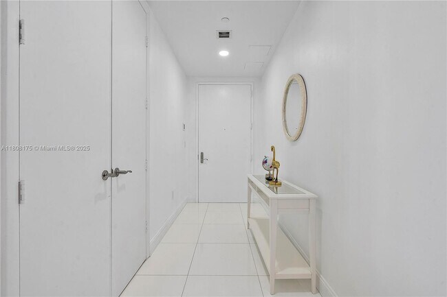Building Photo - 15811 Collins Ave