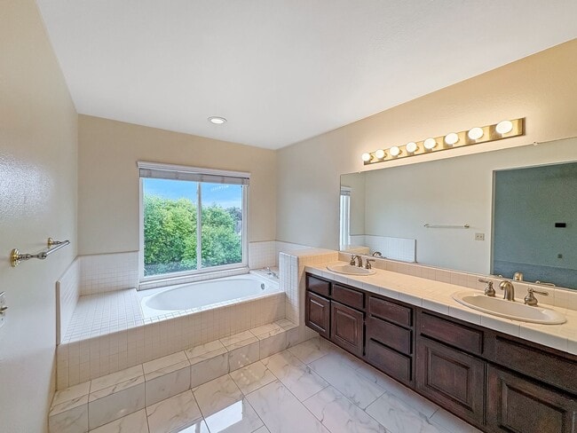 Building Photo - Beautiful 4B/3BA House w/ 2 Car Attached G...