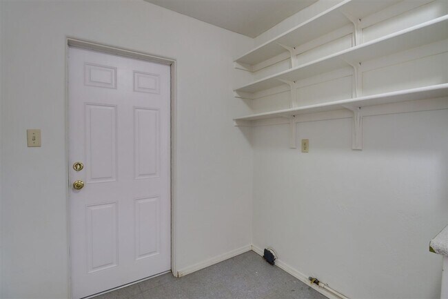 Building Photo - 116 E Leroux St
