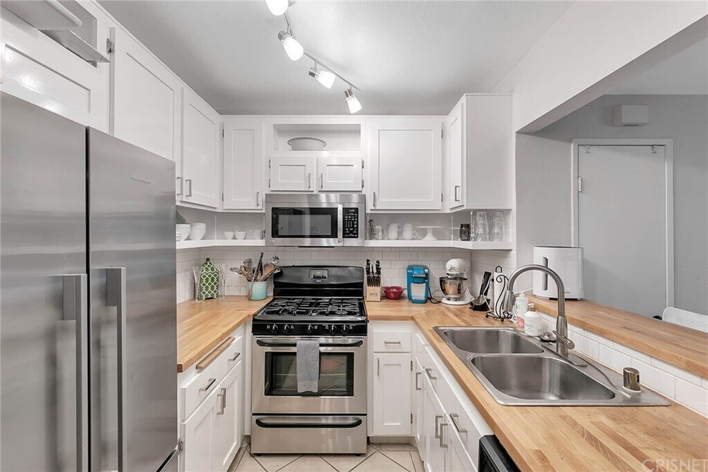 Building Photo - 24105 Del Monte Dr