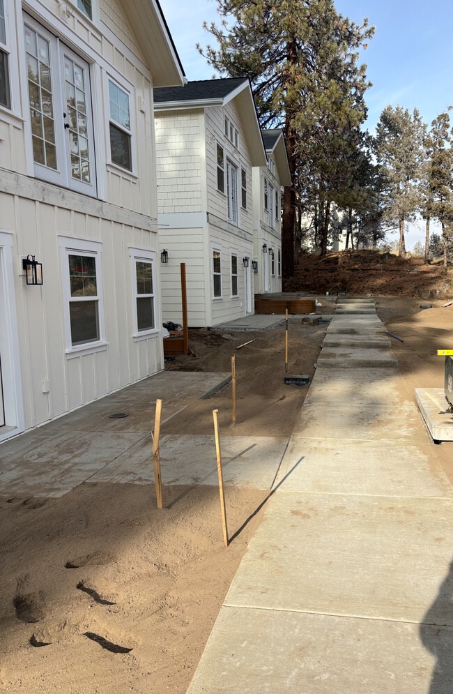 Building Photo - 480 SE Reed Market Rd