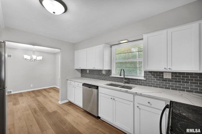 Building Photo - 1407 W Sunnyview Dr