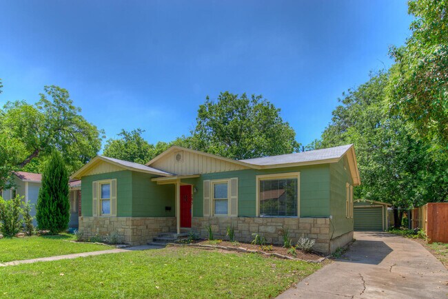 Building Photo - UT PRE-LEASE: 4 bed/2 bath North Campus home for pre-Lease. Features wood floors and many updates