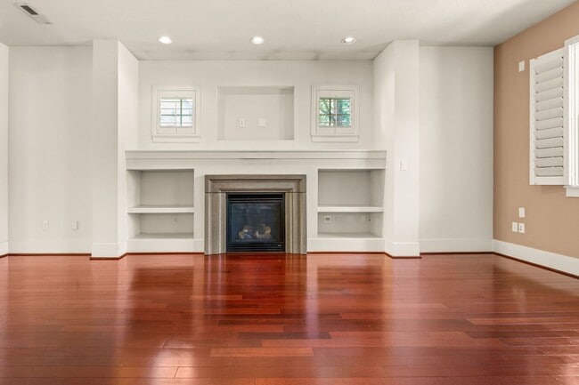 Building Photo - Must See! Luxury Townhome in West Sylvan Hills - Clubhouse/Pool/Garage!