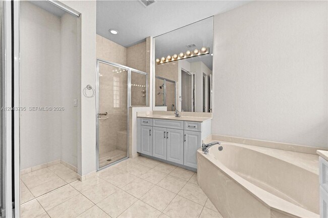 Building Photo - 6823 Fabiano Cir